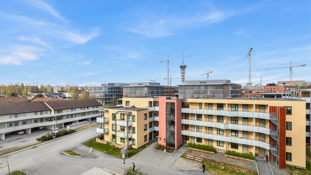 Videre tar det ca. 4 minutter å gå til Valentinlyst Senter, som byr på blant annet treningssenter, apotek, vinmonopol, bakeri og serveringstilbud. Nærmeste bussholdeplass ligger kun 100 meter unna med gode forbindelser til sentrum.