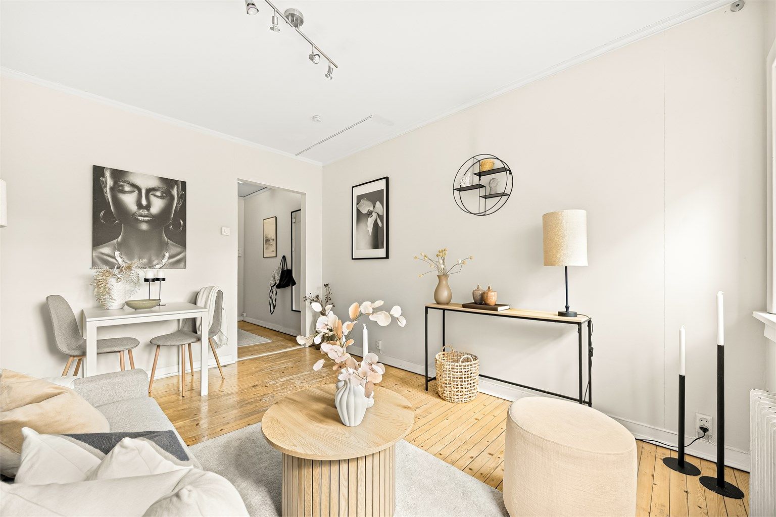 Sjarmerende tregulv og nymalte overflater.