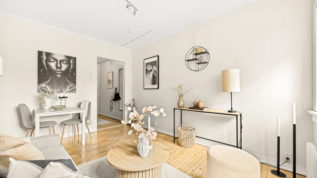 Sjarmerende tregulv og nymalte overflater.