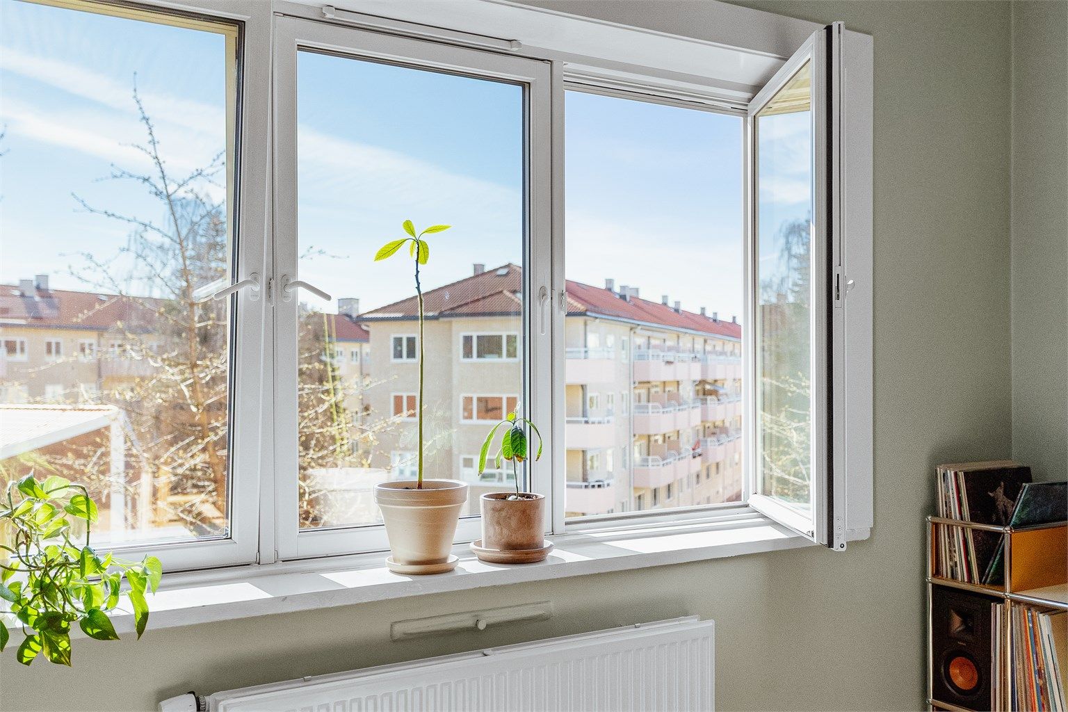 Vinduer med 2-lags pressglass fra 2018 bidrar til god isolasjon og støyreduksjon.