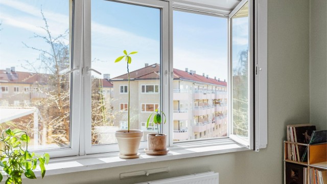 Vinduer med 2-lags pressglass fra 2018 bidrar til god isolasjon og støyreduksjon.