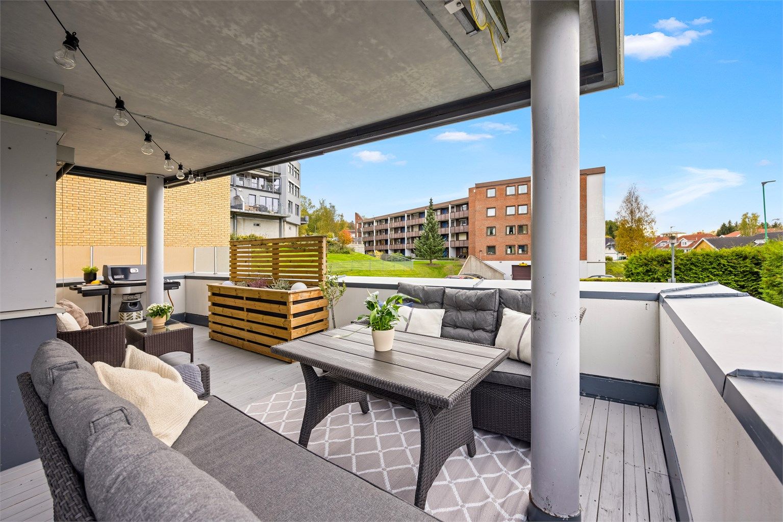 Utsyn fra verandaen mot nærområdet og felles grøntarealer.