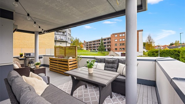 Utsyn fra verandaen mot nærområdet og felles grøntarealer.