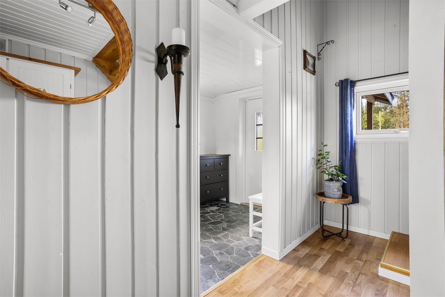 Entrê ved siden av gangen, med trapp opp til 2. etasje. 