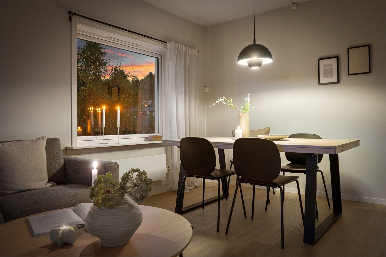Koselig spiseplass ved vinduet