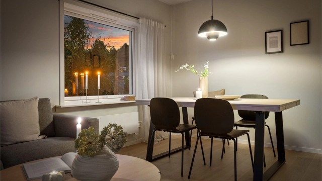 Koselig spiseplass ved vinduet