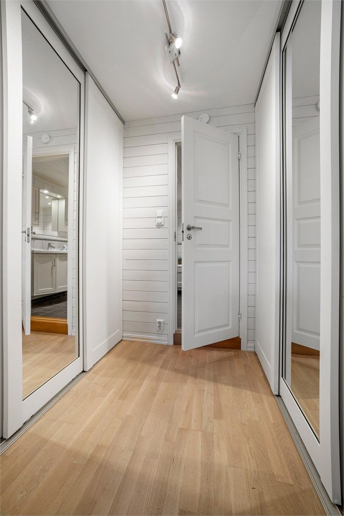 Walk-in garderobe med praktisk skyvedørsløsning og rikelig med oppbevaringsplass.