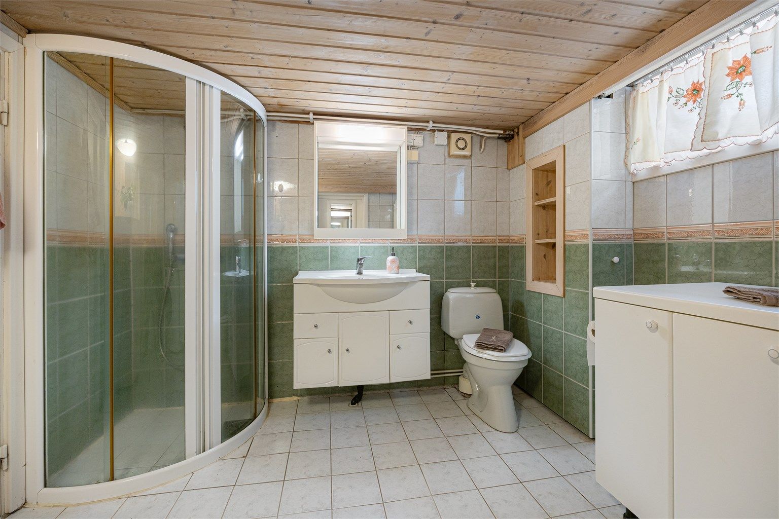 For økt komfort er det installert varmekabler i gulvet på badet.