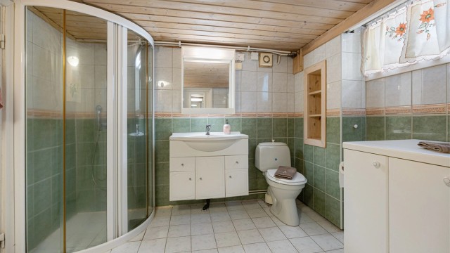 For økt komfort er det installert varmekabler i gulvet på badet.