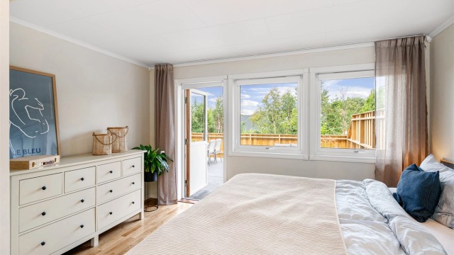 Fra hovedsoverommet er det direkte utgang til den store, sørvendte terrassen.