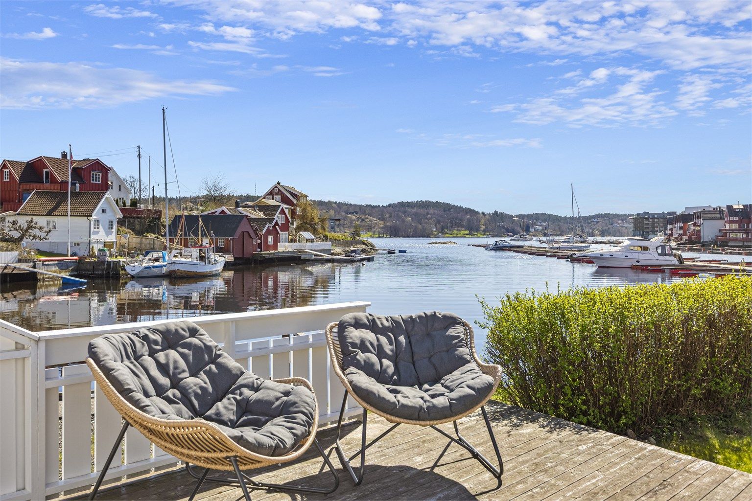 Fra terrassen og hagen har man en flott utsikt over sjøen og det maritime miljøet.
