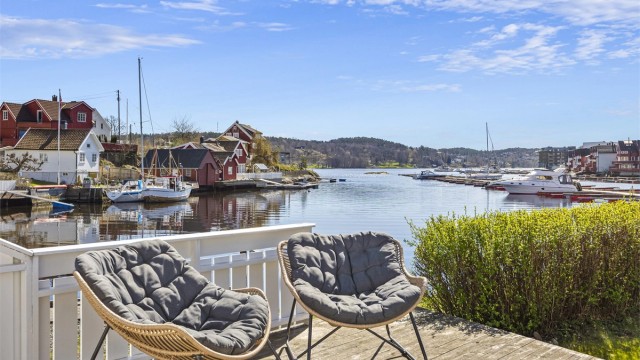 Fra terrassen og hagen har man en flott utsikt over sjøen og det maritime miljøet.