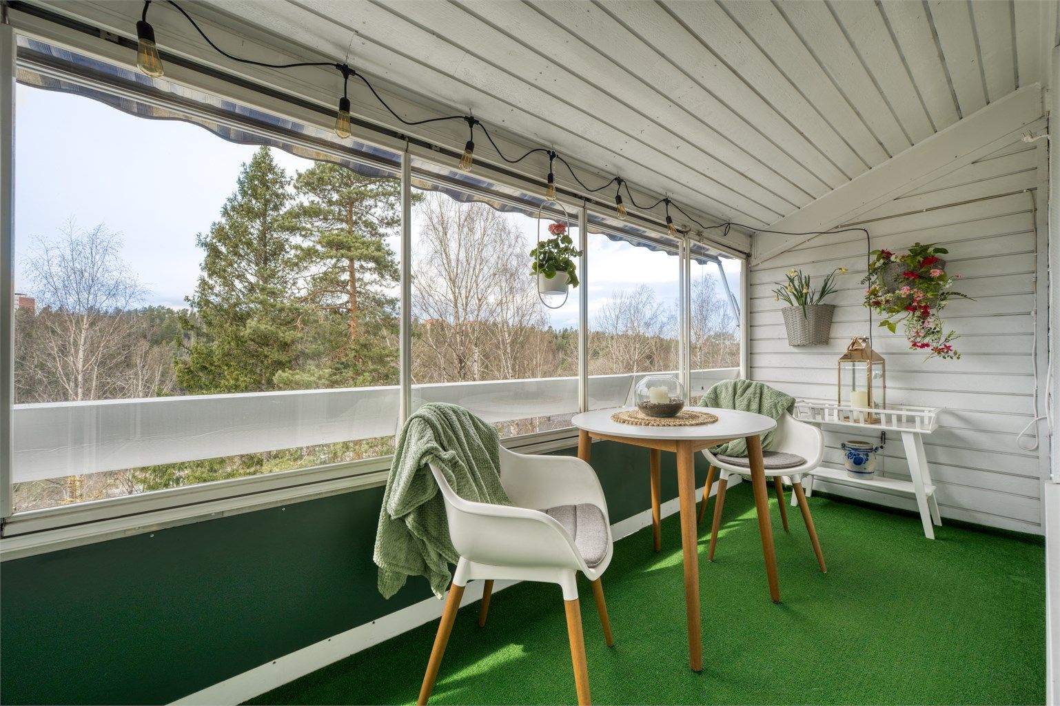 En velholdt 3-roms leilighet med en innglasset og vestvendt veranda på 9 m² som forlenger sesongen. Foto: Martine Eren Jacobsen.