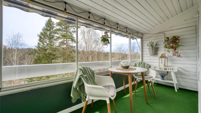 En velholdt 3-roms leilighet med en innglasset og vestvendt veranda på 9 m² som forlenger sesongen. Foto: Martine Eren Jacobsen.