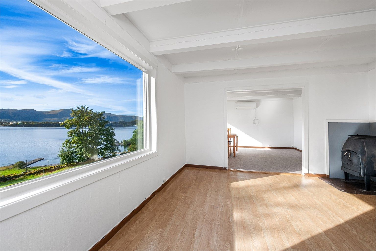 Stuen har store vindusflater med utsikt mot fjorden og de omkringliggende Sunnmørsalpene.
 