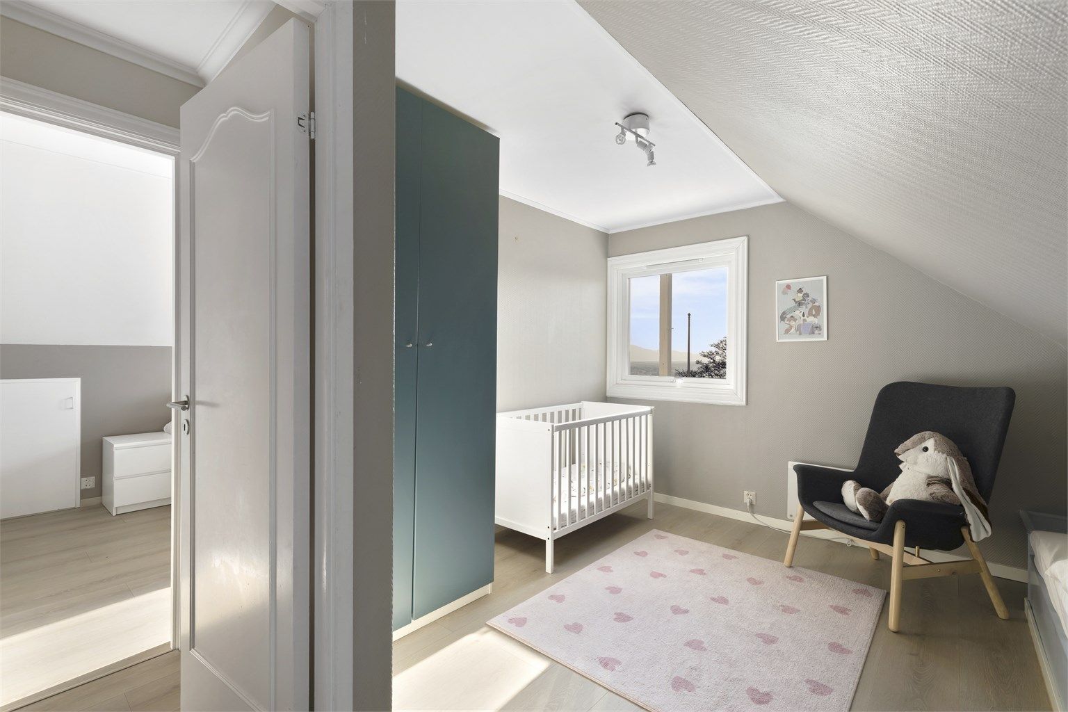 Rommet har plass til seng og garderobeskap.