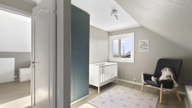 Rommet har plass til seng og garderobeskap.