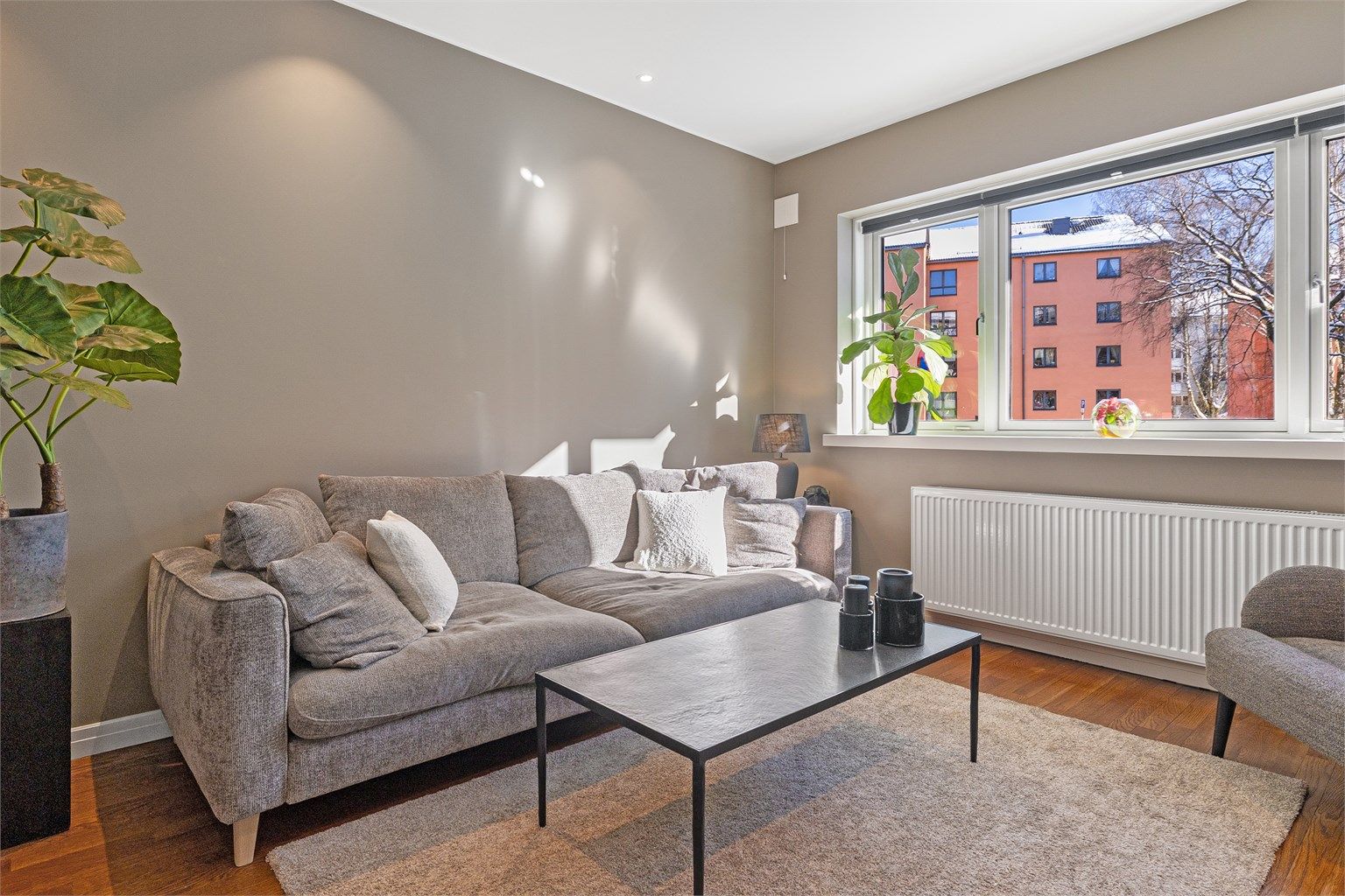 Store vindusflater gir rikelig med lys, og alt elektrisk anlegg i leiligheten er nytt fra 2024.
