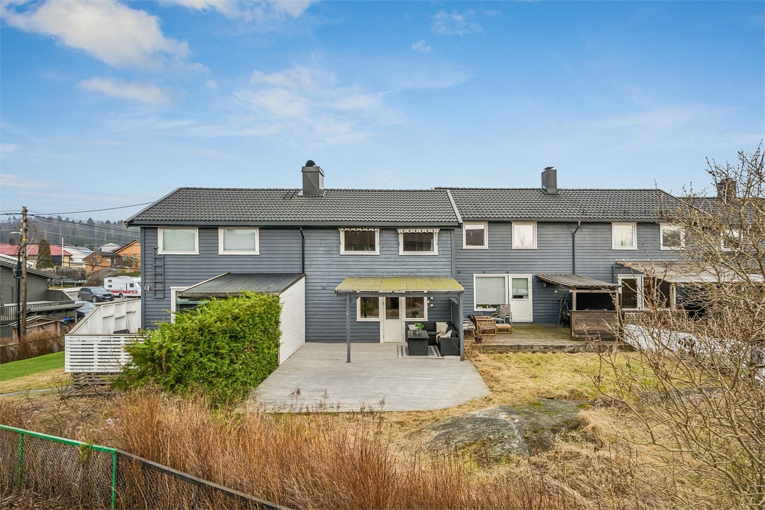 Lyst, attraktivt og barnevennelig rekkehus m/stor solrik terrasse og hage. Foto: Per O. Skjellnan v/Efkt