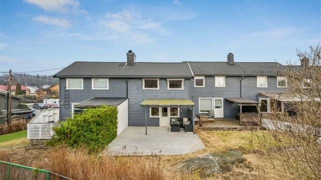Lyst, attraktivt og barnevennelig rekkehus m/stor solrik terrasse og hage. Foto: Per O. Skjellnan v/Efkt