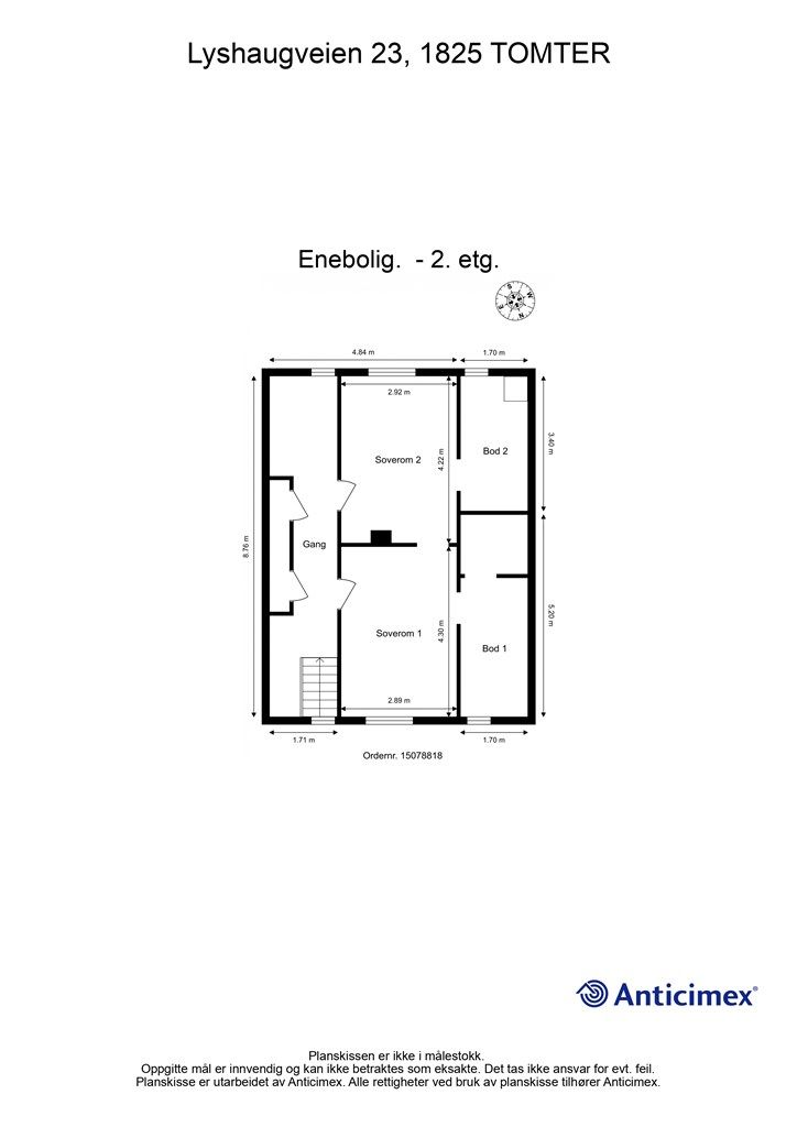 Andre etasje inneholder gang, to soverom og to praktiske boder for lagring.