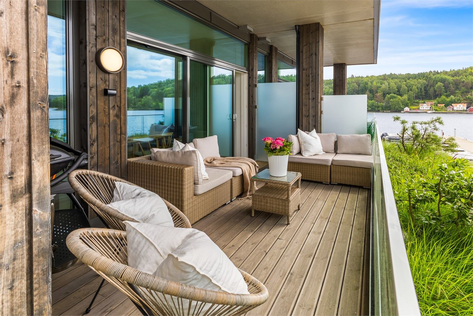 Hovedterrassen utenfor stuen er på 13 m² og har rekkverk i glass som sikrer utsikten.