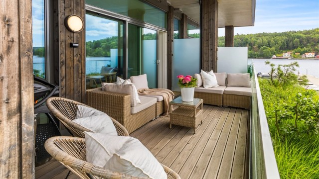 Hovedterrassen utenfor stuen er på 13 m² og har rekkverk i glass som sikrer utsikten.