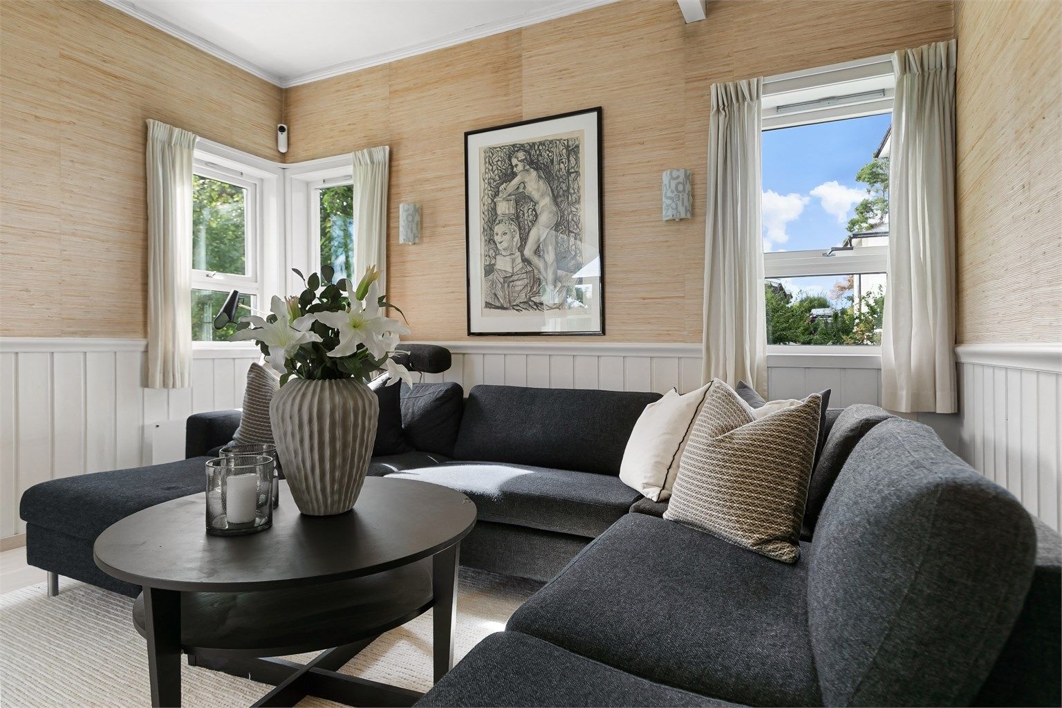 Stuen har panel på deler av veggen og en lun atmosfære.