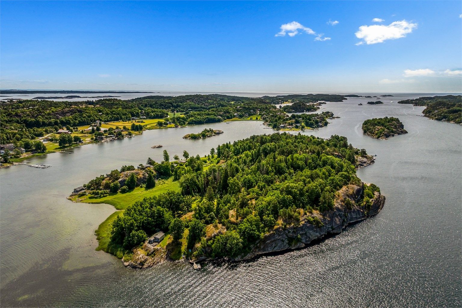 For de båtglade byr Mefjorden på flott "Vestfold skjærgård" med flere holmer og skjær, godt egnet for å nyte en varm sommerdag på sjøen. Området rundt Storholmen er også meget vel egent for brettseiling, padling, dykking og andre fritidsaktiviteter.