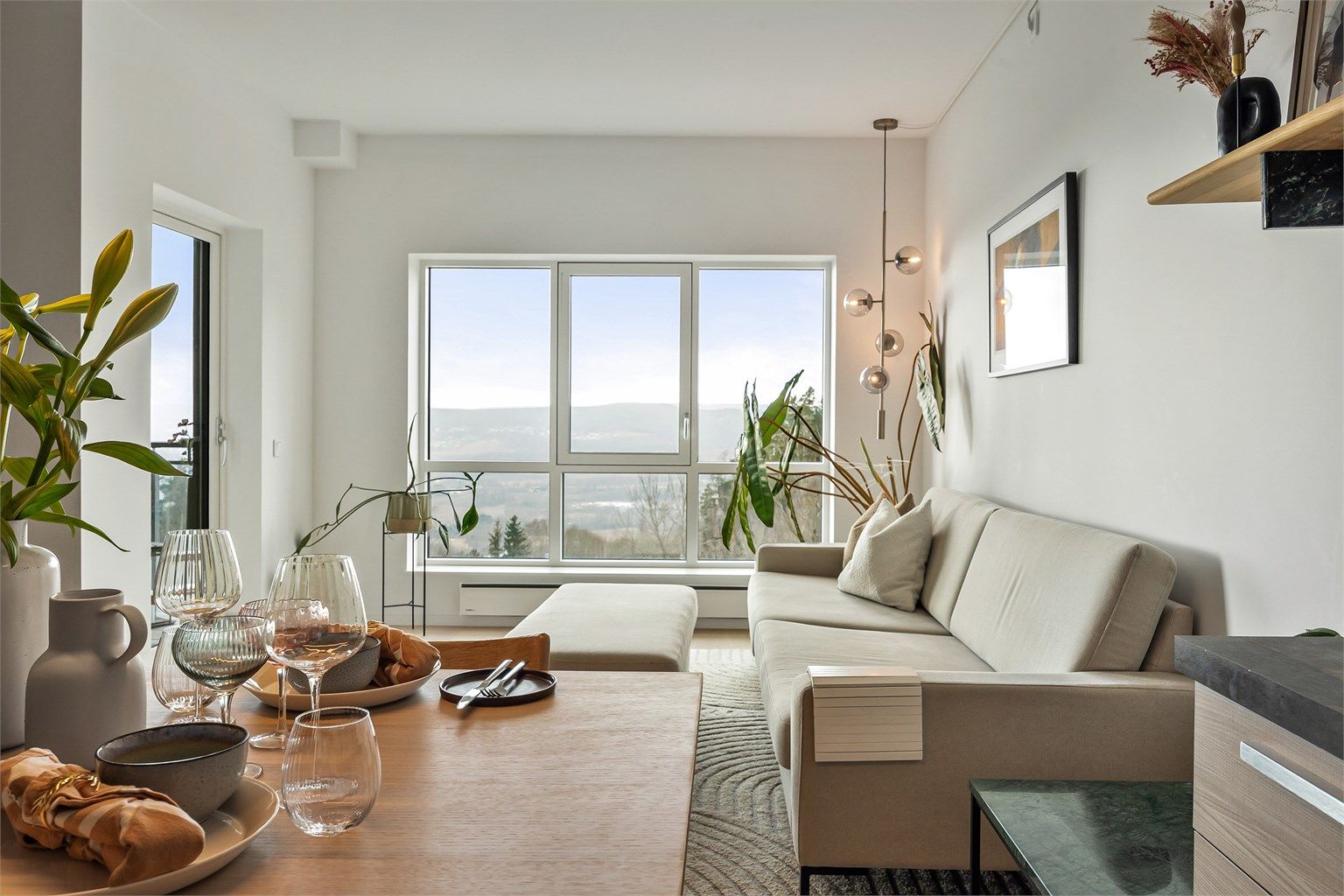 Store vindusflater med fin utsikt.