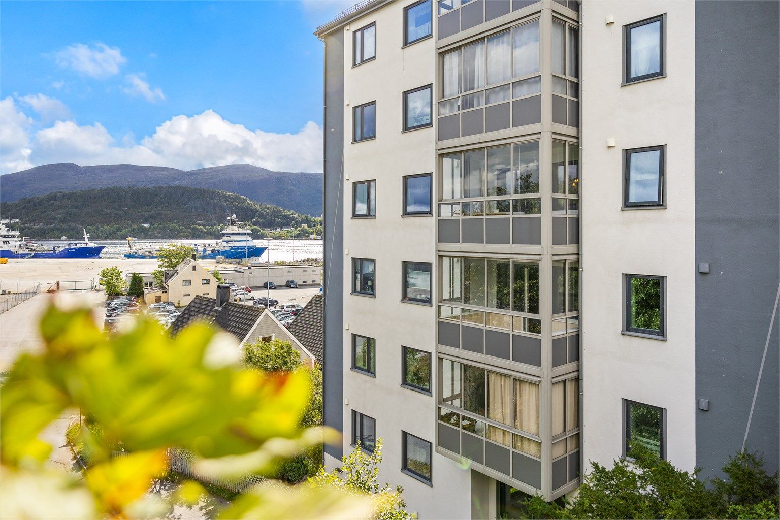 Leiligheten ligger i første underetasje fra bakkeplan mot Steinvågvegen