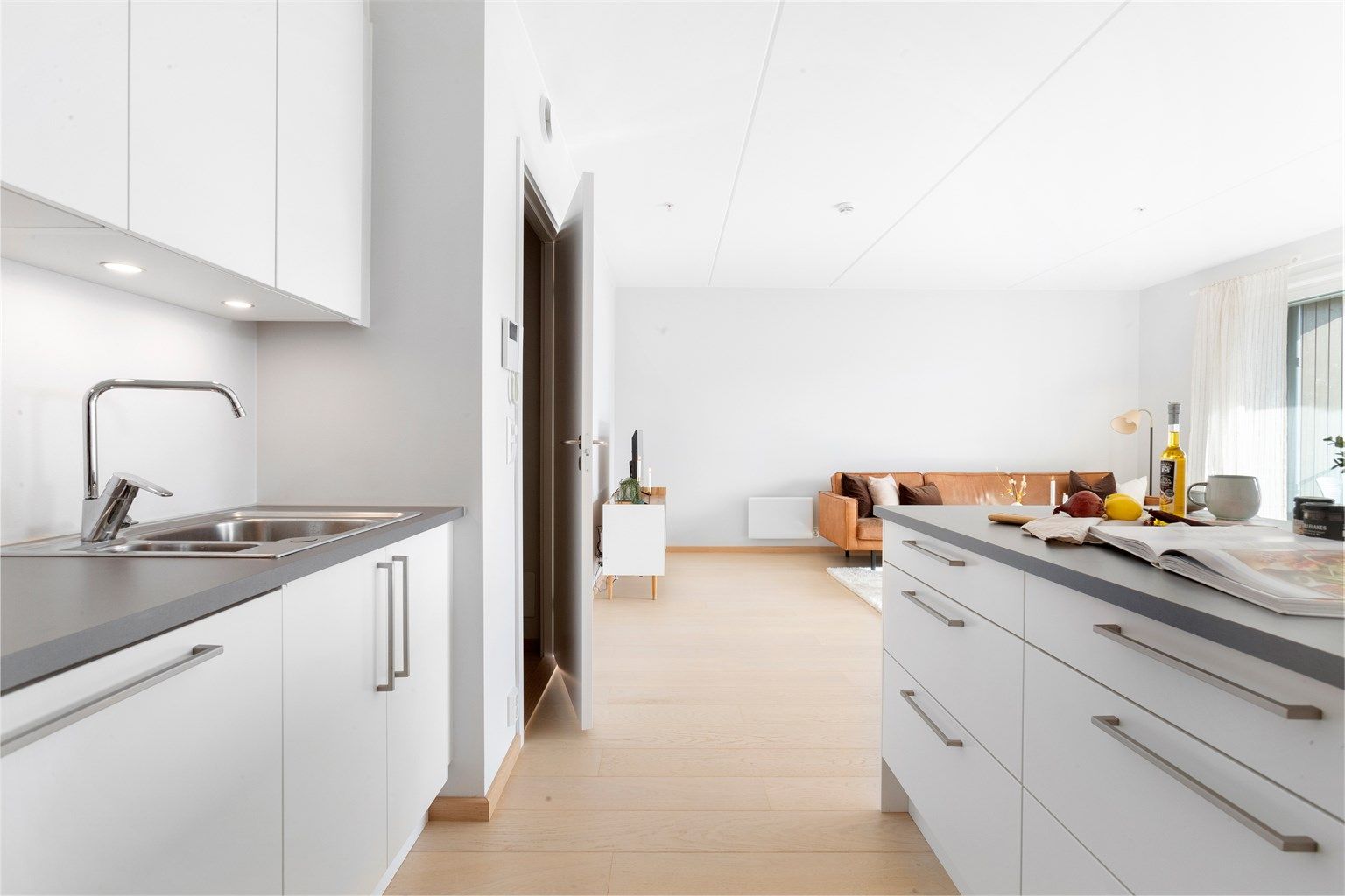 Leiligheten ligger i et nytt prosjekt med landlig ro, men med kun 12 minutter reisetid til Oslo S med Follobanen fra Ski stasjon.