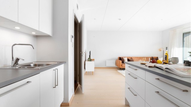 Leiligheten ligger i et nytt prosjekt med landlig ro, men med kun 12 minutter reisetid til Oslo S med Follobanen fra Ski stasjon.