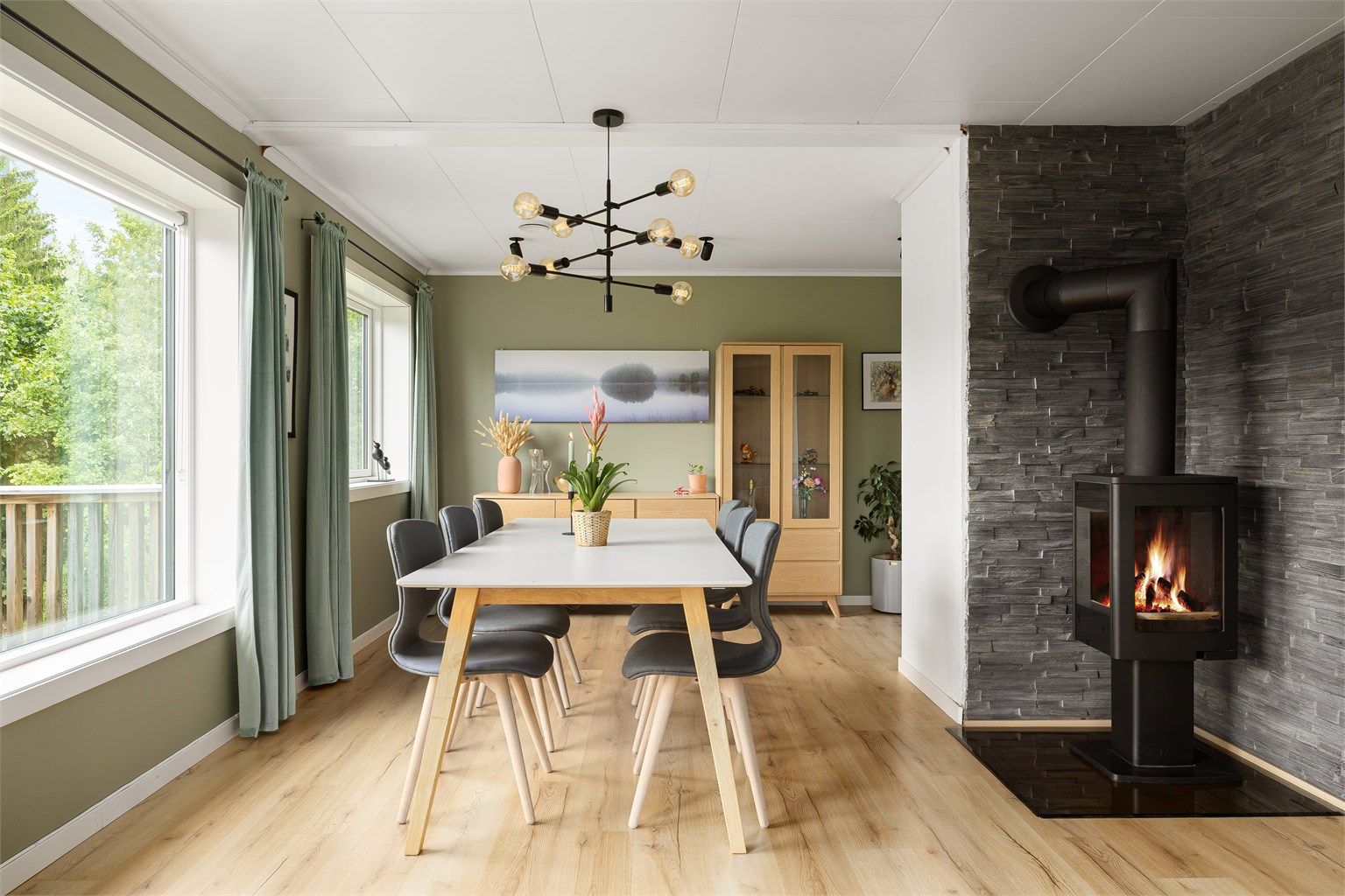 Peisovnen med glassdør gir ekstra varme og hygge på kalde dager.