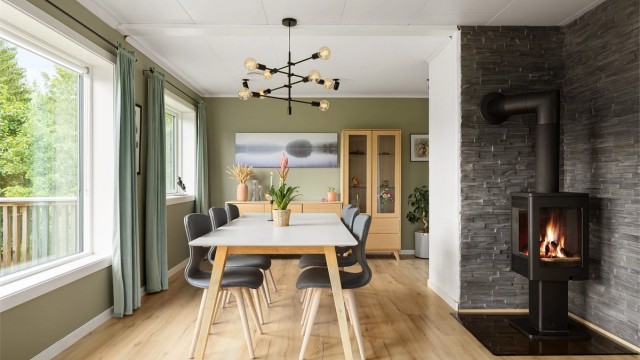 Peisovnen med glassdør gir ekstra varme og hygge på kalde dager.