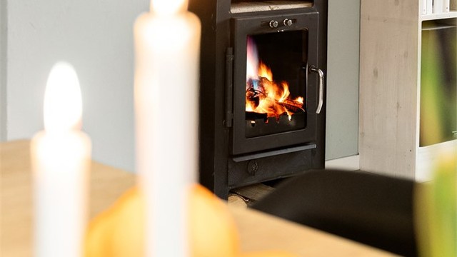 Nyt lun og god varme fra vedfyringen.