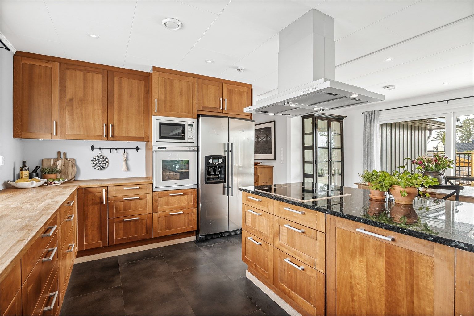 Benkeplater av naturstein og laminert heltre.