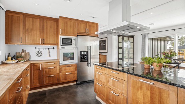 Benkeplater av naturstein og laminert heltre.