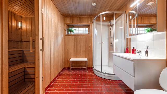 Badet i underetasjen har gulvvarme, dusjkabinett og adkomst til badstue