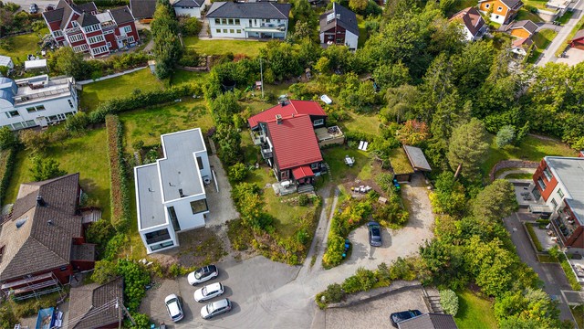 Boligen har en attraktiv beliggenhet i et stille og rolig område med fin utsikt.