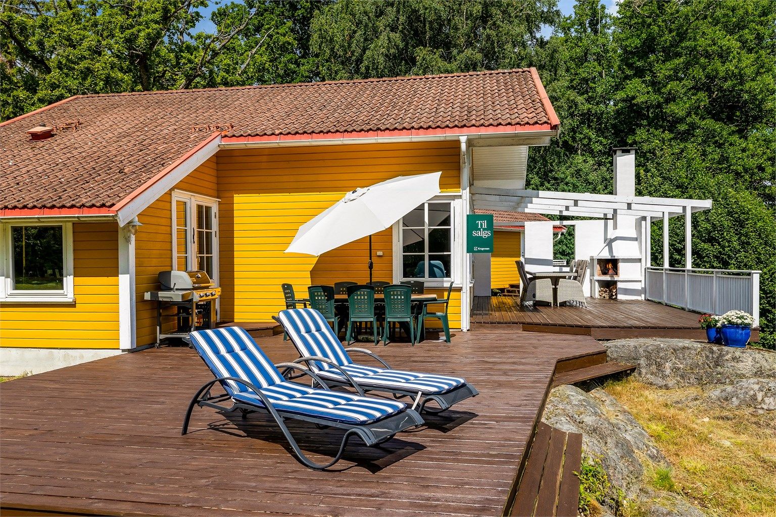 Hytta har en stor flott terrasse med nydelig utsikt til sjøen. Her sitter du lunt og usjenert til, så alt ligger til rette for og nyete varme sommerdager og senere sommerkvelder. 