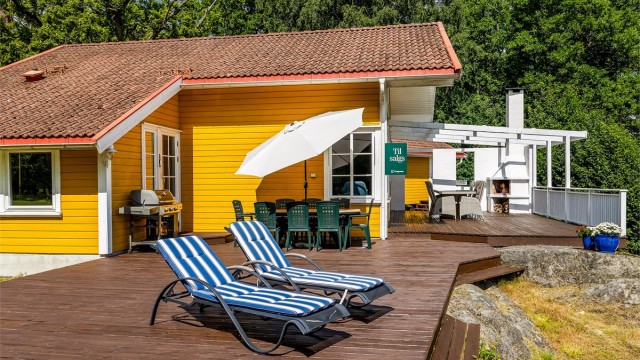 Hytta har en stor flott terrasse med nydelig utsikt til sjøen. Her sitter du lunt og usjenert til, så alt ligger til rette for og nyete varme sommerdager og senere sommerkvelder.