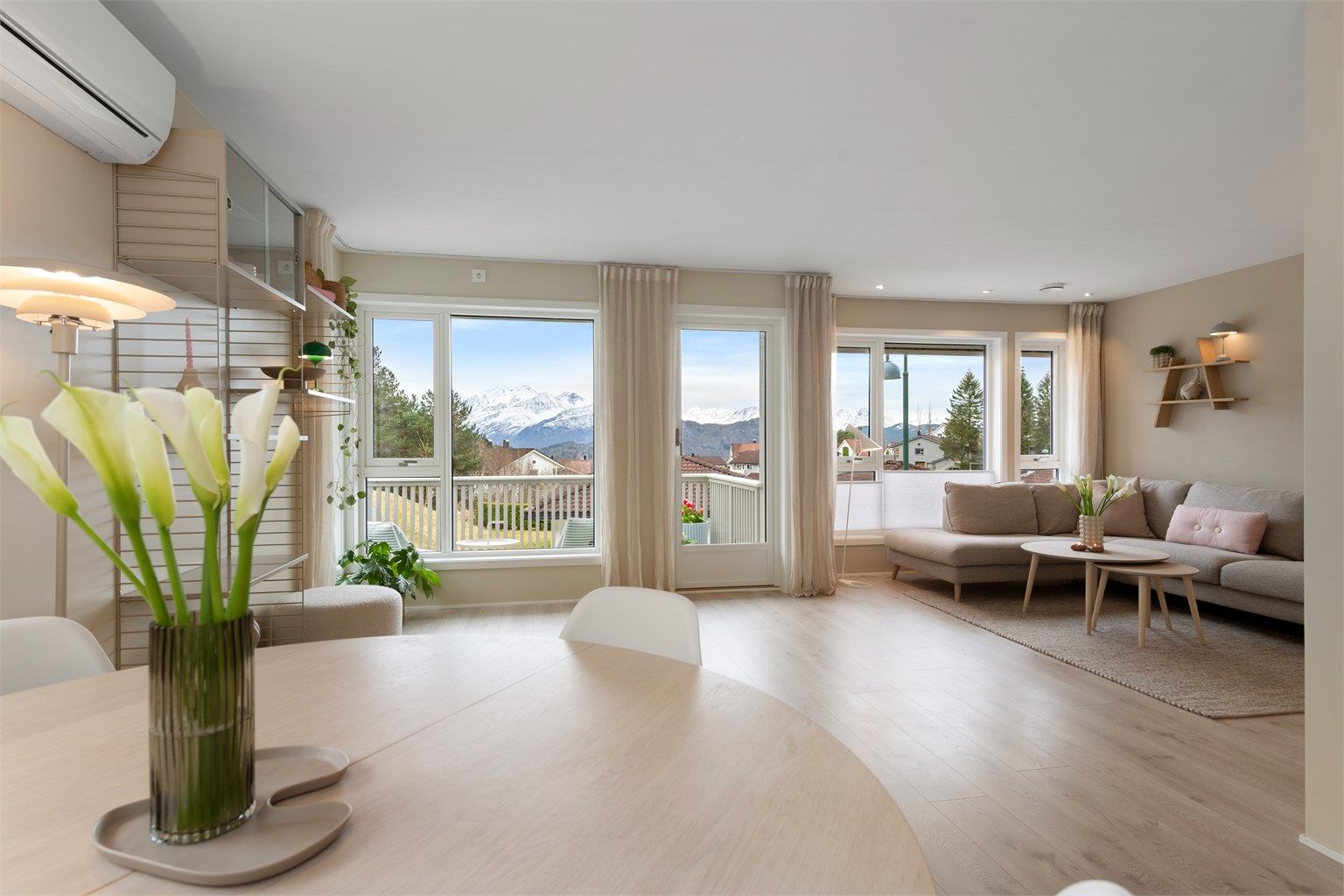 Boligen byr på gode utsiktsforhold mot fjellene fra de sosiale sonene i første etasje.