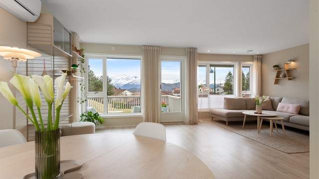 Boligen byr på gode utsiktsforhold mot fjellene fra de sosiale sonene i første etasje.