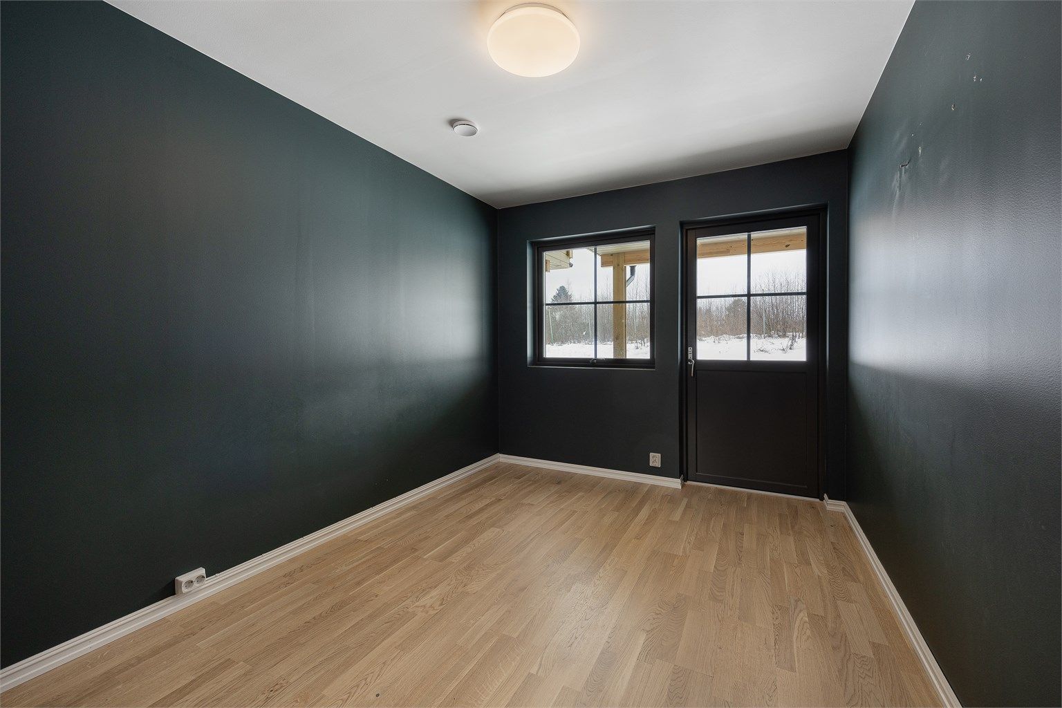 Hovedsoverommet ligger skjermet i første etasje og har egen utgang til baksiden.