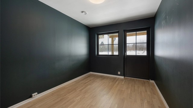 Hovedsoverommet ligger skjermet i første etasje og har egen utgang til baksiden.