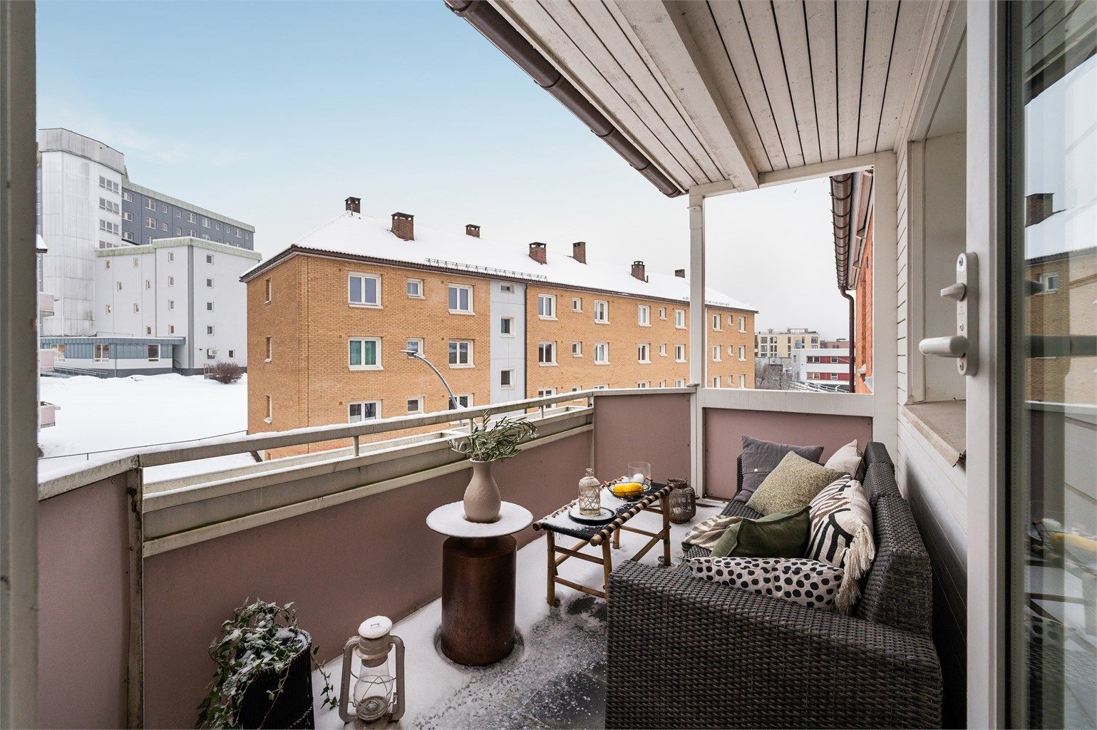 Fra balkongen er det utsyn mot frodige grøntområder som blomstrer idyllisk til på sommerstid. 