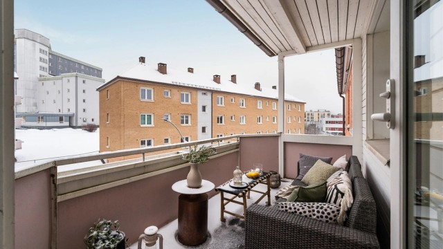 Fra balkongen er det utsyn mot frodige grøntområder som blomstrer idyllisk til på sommerstid.