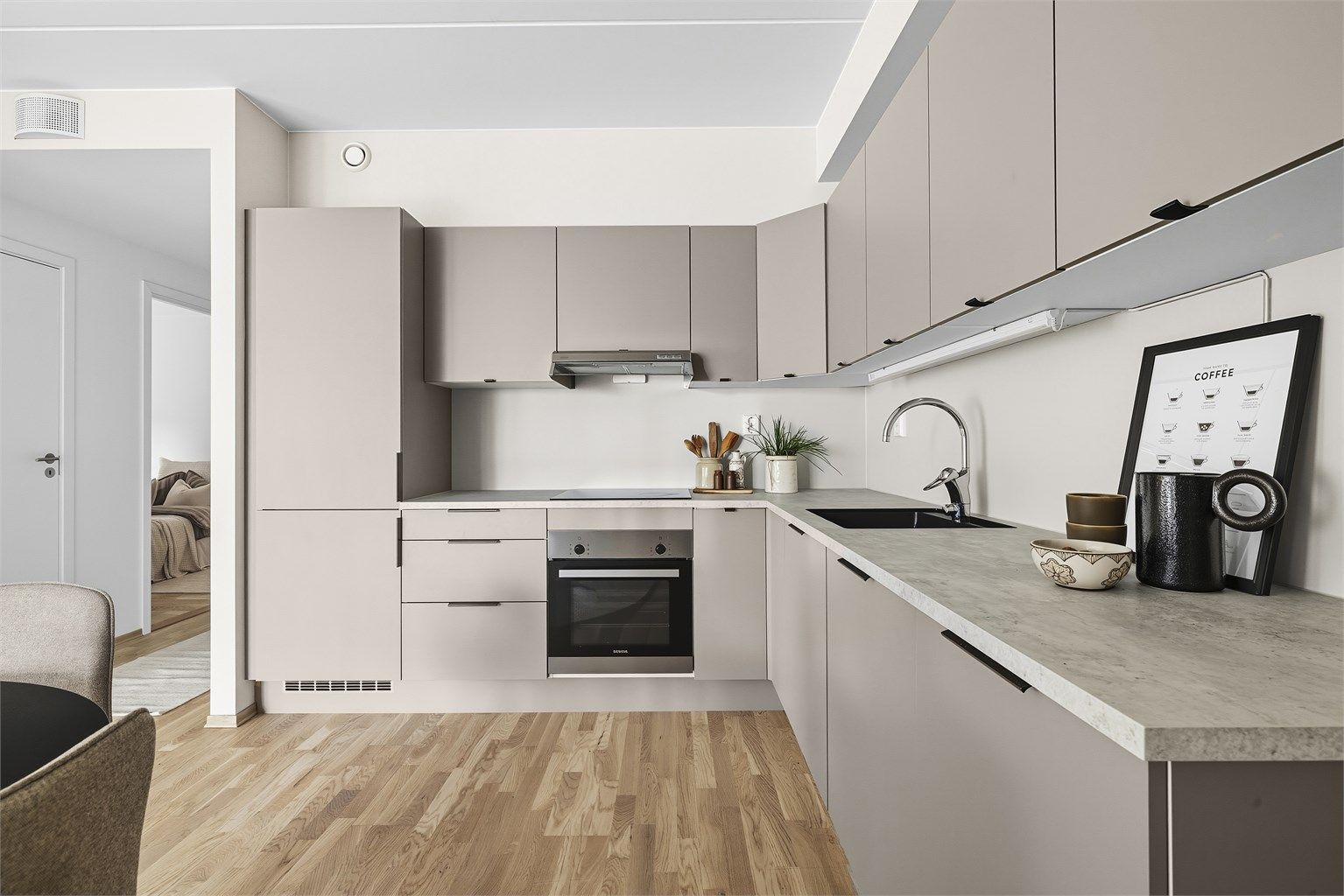 Innbydende og elegant kjøkken fra HTH, med Siemens hvitevarer. 