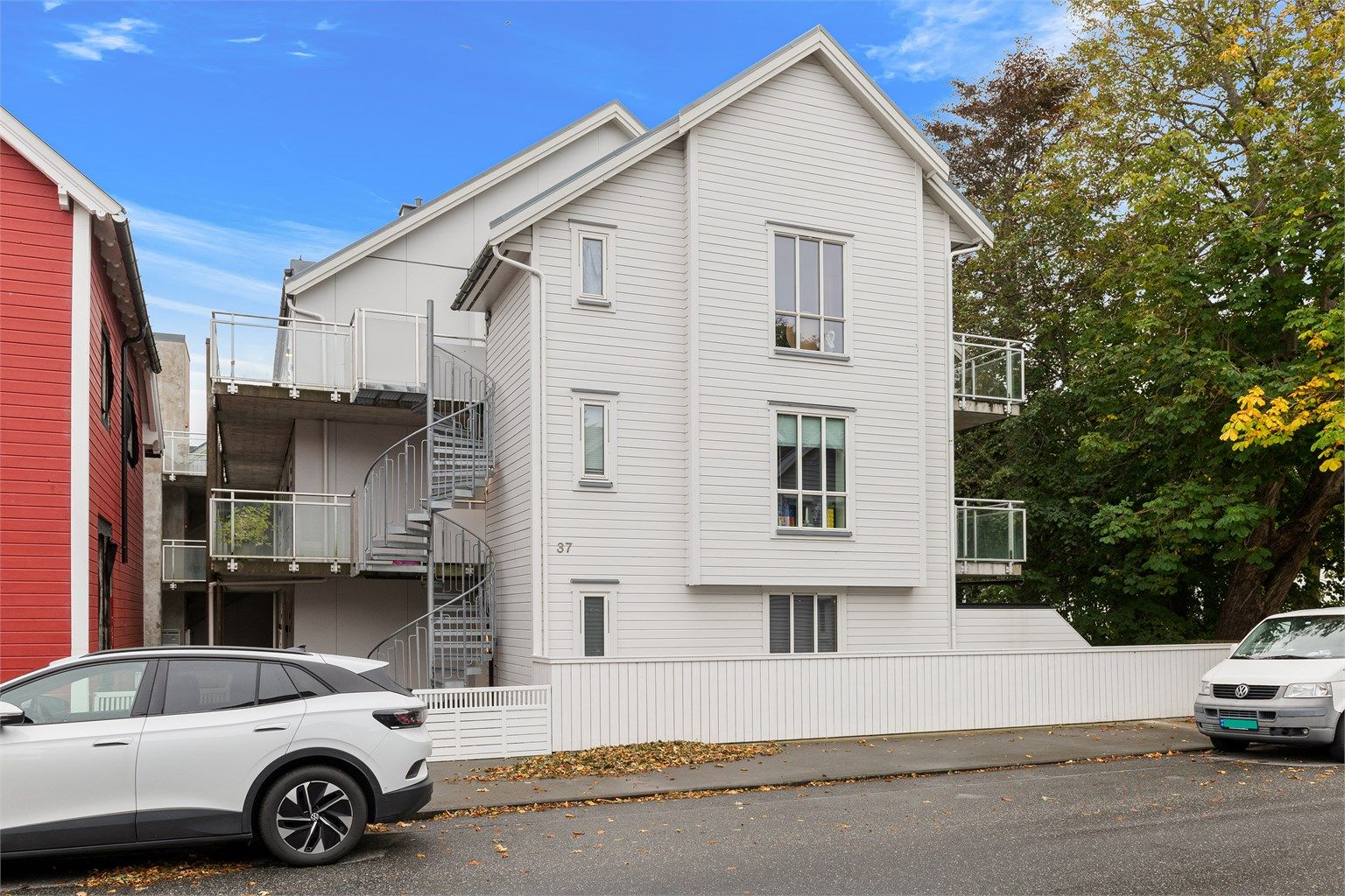 Eiendommen ligger sentralt, like vest for Ålesund sentrum, med kort avstand til alle nødvendige fasiliteter.